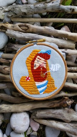Круглая сумочка в морском стиле