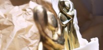 Свеча с молочным оттенком, длительным и равномерным горением около 15 часов